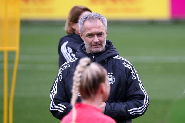Frankfurt am Main, Deutschland 24. Februar 2026: Vorbereitung auf das Frauen WM-Qualifikationsspiel Deutschland vs. Slovenien - Training Im Bild: Bundestrainer Christian Wück Wueck (Deutschland) beim Training in Frankfurt Copyright: HMBxMedia MadeleinexFantini