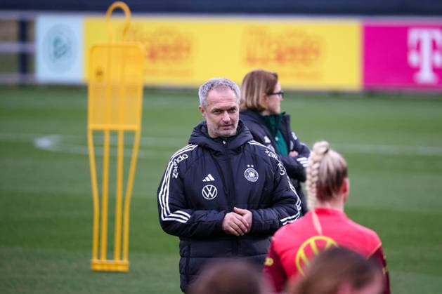Frankfurt am Main, Deutschland 24. Februar 2026: Vorbereitung auf das Frauen WM-Qualifikationsspiel Deutschland vs. Slovenien - Training Im Bild: Bundestrainer Christian Wück Wueck (Deutschland) beim Training in Frankfurt Copyright: HMBxMedia MadeleinexFantini