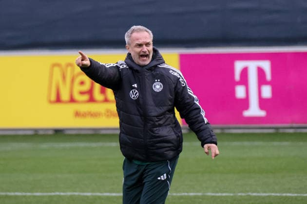 Frankfurt am Main, Deutschland 24. Februar 2026: Vorbereitung auf das Frauen WM-Qualifikationsspiel Deutschland vs. Slovenien - Training Im Bild: Bundestrainer Christian Wück Wueck (Deutschland) mit starker Mimik und energisch beim Training in Frankfurt Copyright: HMBxMedia MadeleinexFantini