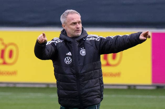 Frankfurt am Main, Deutschland 24. Februar 2026: Vorbereitung auf das Frauen WM-Qualifikationsspiel Deutschland vs. Slovenien - Training Im Bild: Bundestrainer Christian Wück Wueck (Deutschland) beim Training in Frankfurt Copyright: HMBxMedia MadeleinexFantini