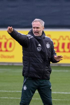 Frankfurt am Main, Deutschland 24. Februar 2026: Vorbereitung auf das Frauen WM-Qualifikationsspiel Deutschland vs. Slovenien - Training Im Bild: Bundestrainer Christian Wück Wueck (Deutschland) mit starker Mimik und energisch beim Training in Frankfurt Copyright: HMBxMedia MadeleinexFantini