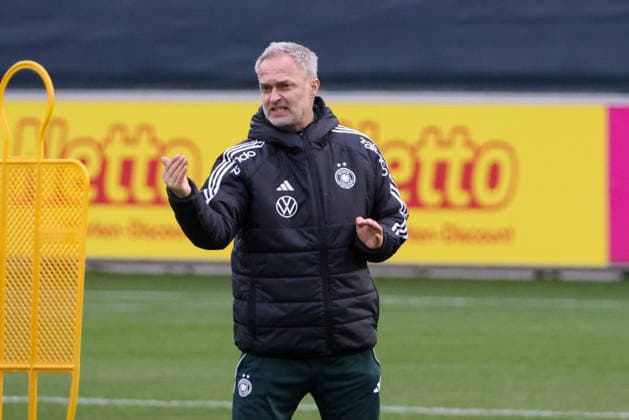 Frankfurt am Main, Deutschland 24. Februar 2026: Vorbereitung auf das Frauen WM-Qualifikationsspiel Deutschland vs. Slovenien - Training Im Bild: Bundestrainer Christian Wück Wueck (Deutschland) mit starker Mimik und energisch beim Training in Frankfurt Copyright: HMBxMedia MadeleinexFantini