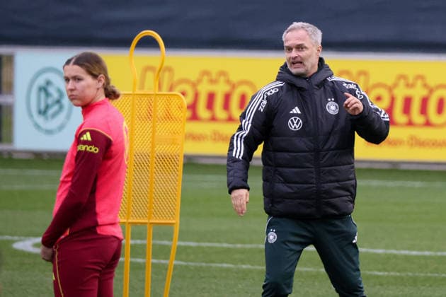 Frankfurt am Main, Deutschland 24. Februar 2026: Vorbereitung auf das Frauen WM-Qualifikationsspiel Deutschland vs. Slovenien - Training Im Bild: v.li. der Zweite Bundestrainer Christian Wück Wueck (Deutschland) mit starker Mimik und energisch beim Training in Frankfurt, neben ihm Larissa Mühlhaus Muehlhaus (Deutschland) Copyright: HMBxMedia MadeleinexFantini