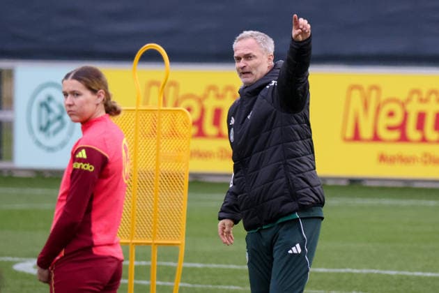 Frankfurt am Main, Deutschland 24. Februar 2026: Vorbereitung auf das Frauen WM-Qualifikationsspiel Deutschland vs. Slovenien - Training Im Bild: v.li. der Zweite Bundestrainer Christian Wück Wueck (Deutschland) mit starker Mimik und energisch beim Training in Frankfurt, neben ihm Larissa Mühlhaus Muehlhaus (Deutschland) Copyright: HMBxMedia MadeleinexFantini
