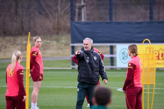 Frankfurt am Main, Deutschland 24. Februar 2026: Vorbereitung auf das Frauen WM-Qualifikationsspiel Deutschland vs. Slovenien - Training Im Bild: Bundestrainer Christian Wück Wueck (Deutschland) mit starker Mimik und energisch beim Training in Frankfurt mit den Spielerinnen der deutschen Fußballnationalmannschaft der Frauen Copyright: HMBxMedia MadeleinexFantini