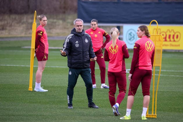 Frankfurt am Main, Deutschland 24. Februar 2026: Vorbereitung auf das Frauen WM-Qualifikationsspiel Deutschland vs. Slovenien - Training Im Bild: Bundestrainer Christian Wück Wueck (Deutschland) mit starker Mimik und energisch beim Training in Frankfurt mit den Spielerinnen der deutschen Fußballnationalmannschaft der Frauen Copyright: HMBxMedia MadeleinexFantini