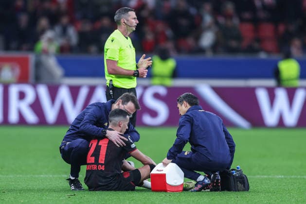 Fußball Champions League Play-off Rückspiel Bayer 04 Leverkusen - Olympiakos Piräus am 24.02.2026 in der BayArena in Leverkusen Lucas Vazquez ( Leverkusen ) wird behandelt