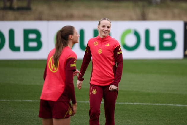 Frankfurt am Main, Deutschland 24. Februar 2026: Vorbereitung auf das Frauen WM-Qualifikationsspiel Deutschland vs. Slovenien - Training Im Bild: Franziska Kett (Deutschland) lächelnd Copyright: HMBxMedia MadeleinexFantini
