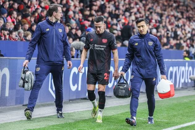 Fußball Champions League Play-off Rückspiel Bayer 04 Leverkusen - Olympiakos Piräus am 24.02.2026 in der BayArena in Leverkusen Lucas Vazquez ( Leverkusen ) verletzt verlässt verletzungsbedingt den Platz