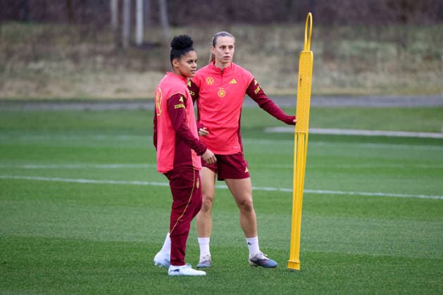 Frankfurt am Main, Deutschland 24. Februar 2026: Vorbereitung auf das Frauen WM-Qualifikationsspiel Deutschland vs. Slovenien - Training Im Bild: v.li. Shekiera Martinez (Deutschland) und Klara Bühl Buehl (Deutschland) Copyright: HMBxMedia MadeleinexFantini