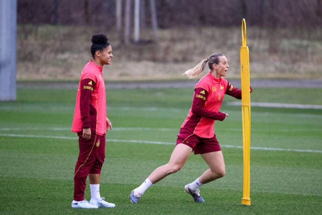Frankfurt am Main, Deutschland 24. Februar 2026: Vorbereitung auf das Frauen WM-Qualifikationsspiel Deutschland vs. Slovenien - Training Im Bild: v.li. Shekiera Martinez (Deutschland) und Klara Bühl Buehl (Deutschland) Copyright: HMBxMedia MadeleinexFantini