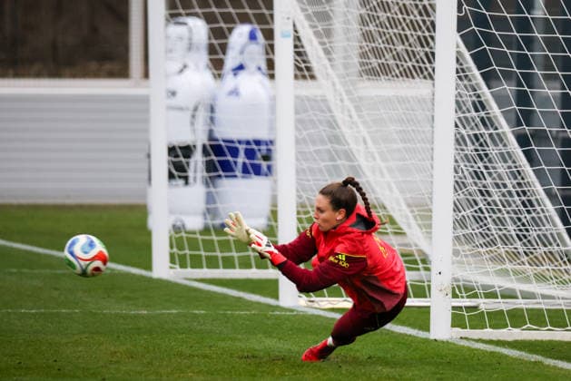 Frankfurt am Main, Deutschland 24. Februar 2026: Vorbereitung auf das Frauen WM-Qualifikationsspiel Deutschland vs. Slovenien - Training Im Bild: Torhüterin Ena Mahmutovic (Deutschland) beim Training in Frankfurt Copyright: HMBxMedia MadeleinexFantini