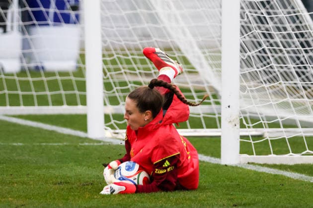 Frankfurt am Main, Deutschland 24. Februar 2026: Vorbereitung auf das Frauen WM-Qualifikationsspiel Deutschland vs. Slovenien - Training Im Bild: Torhüterin Ena Mahmutovic (Deutschland) beim Training in Frankfurt Copyright: HMBxMedia MadeleinexFantini