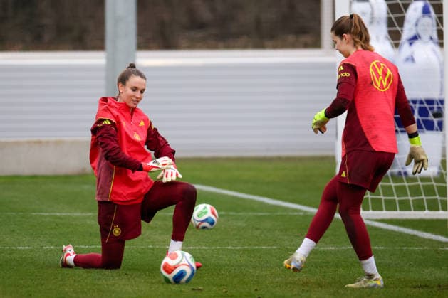 Frankfurt am Main, Deutschland 24. Februar 2026: Vorbereitung auf das Frauen WM-Qualifikationsspiel Deutschland vs. Slovenien - Training Im Bild: v.li. Torhüterin Ena Mahmutovic (Deutschland) und Torhüterin Stina Johannes (Deutschland) beim Training in Frankfurt Copyright: HMBxMedia MadeleinexFantini