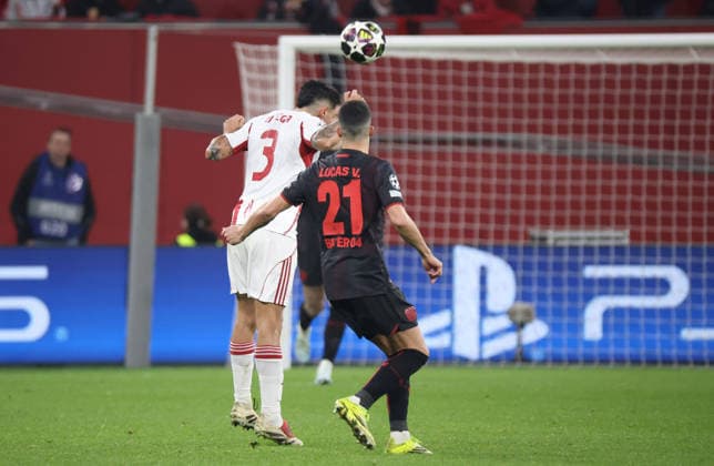 v.l. Francisco Ortega (Olympiakos Piraeus 03), Lucas Vazques (Bayer Leverkusen, 21) GER, Bayer 04 Leverkusen vs. Olympiakos Piraeus, Fussball, Champions League, Play-offs, Rueckspiel, Spielzeit 2025 2026, 24.02.2026 GER, Bayer 04 Leverkusen vs. Olympiakos Piraeus, Fussball, Champions League, Play-offs, Rueckspiel, Spielzeit 2025 2026, 24.02.2026 Leverkusen Copyright: xEibner-Pressefotox xThomasxStoecx EP_TSR