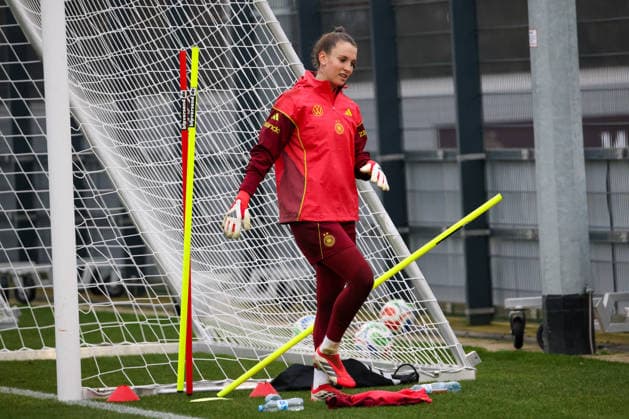 Frankfurt am Main, Deutschland 24. Februar 2026: Vorbereitung auf das Frauen WM-Qualifikationsspiel Deutschland vs. Slovenien - Training Im Bild: Torhüterin Ena Mahmutovic (Deutschland) beim Training in Frankfurt Copyright: HMBxMedia MadeleinexFantini