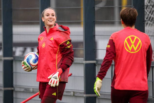 Frankfurt am Main, Deutschland 24. Februar 2026: Vorbereitung auf das Frauen WM-Qualifikationsspiel Deutschland vs. Slovenien - Training Im Bild: v.li. Torhüterin Ena Mahmutovic (Deutschland) beim Training in Frankfurt Copyright: HMBxMedia MadeleinexFantini