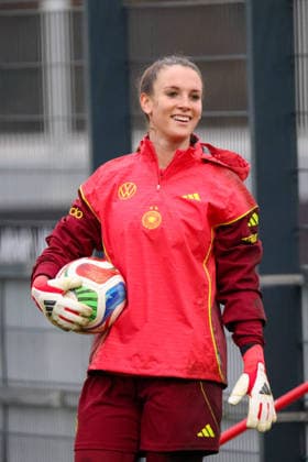 Frankfurt am Main, Deutschland 24. Februar 2026: Vorbereitung auf das Frauen WM-Qualifikationsspiel Deutschland vs. Slovenien - Training Im Bild: Torhüterin Ena Mahmutovic (Deutschland) beim Training in Frankfurt Copyright: HMBxMedia MadeleinexFantini