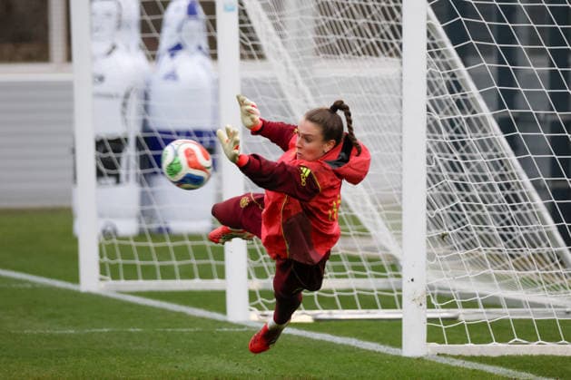 Frankfurt am Main, Deutschland 24. Februar 2026: Vorbereitung auf das Frauen WM-Qualifikationsspiel Deutschland vs. Slovenien - Training Im Bild: Torhüterin Ena Mahmutovic (Deutschland) beim Training in Frankfurt Copyright: HMBxMedia MadeleinexFantini