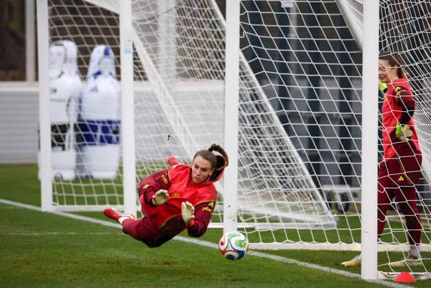 Frankfurt am Main, Deutschland 24. Februar 2026: Vorbereitung auf das Frauen WM-Qualifikationsspiel Deutschland vs. Slovenien - Training Im Bild: Torhüterin Ena Mahmutovic (Deutschland) beim Training in Frankfurt Copyright: HMBxMedia MadeleinexFantini