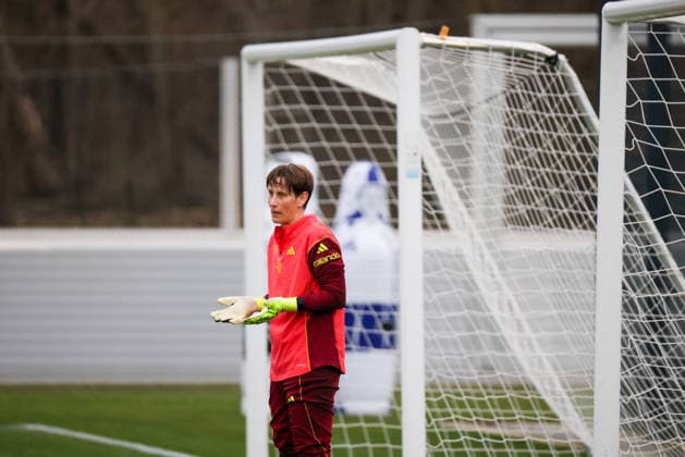 Frankfurt am Main, Deutschland 24. Februar 2026: Vorbereitung auf das Frauen WM-Qualifikationsspiel Deutschland vs. Slovenien - Training Im Bild: Torhüterin Ann-Katrin Berger (Deutschland) beim Training in Frankfurt Copyright: HMBxMedia MadeleinexFantini
