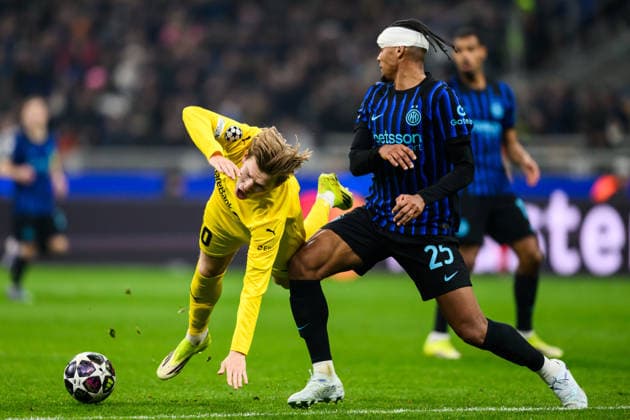 260224 Jens Petter Hauge of Bodo Glimt and Manuel Akanji of Inter during the UEFA Champions League football match between Inter and Bodo Glimt on February 24, 2026 in Milan. Photo: Marius Simensen BILDBYRAN COP 238 MM0057 bbeng football fotball fotboll soccer uefa champions league mesterligaen bodo glimt inter fc internazionale milano Copyright: MARIUSxSIMENSEN BB260224BB530
