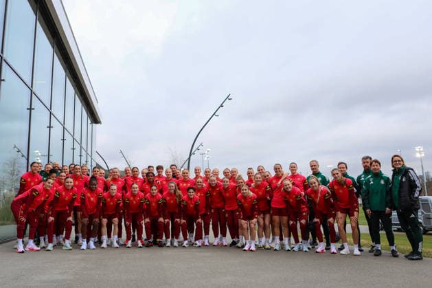 Frankfurt am Main, Deutschland 24. Februar 2026: Vorbereitung auf das Frauen WM-Qualifikationsspiel Deutschland vs. Slovenien - Gruppenfoto DFB Frauen A-Fußballnationalmannschaft und U23 DFB Frauen Fußballnationalmannschaft Im Bild: Gemeinsames Gruppenfoto mit der deutschen Fußballnationalmannschaft der Frauen und der U23 Fußballnationalmannschaft der Frauen Copyright: HMBxMedia MadeleinexFantini