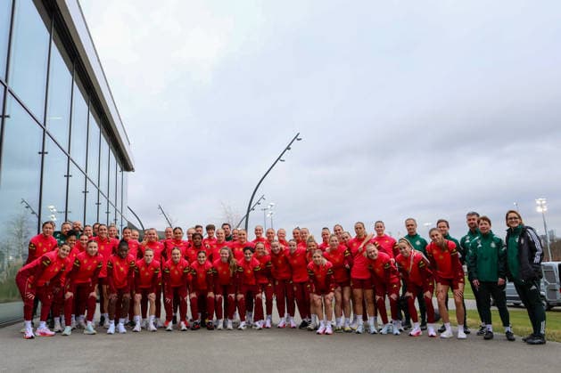 Frankfurt am Main, Deutschland 24. Februar 2026: Vorbereitung auf das Frauen WM-Qualifikationsspiel Deutschland vs. Slovenien - Gruppenfoto DFB Frauen A-Fußballnationalmannschaft und U23 DFB Frauen Fußballnationalmannschaft Im Bild: Gemeinsames Gruppenfoto mit der deutschen Fußballnationalmannschaft der Frauen und der U23 Fußballnationalmannschaft der Frauen Copyright: HMBxMedia MadeleinexFantini