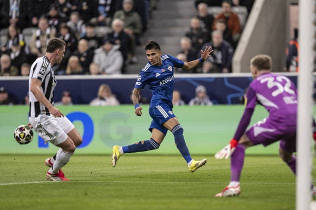 NEWCASTLE UPON TYNE, ENGLAND - FEBRUARY 24: Camilo Durán of Qarabag crosses the ball during the UEFA Champions League 2025 26 match between Newcastle United and Qarabag at St James Park, Newcastle in England (Photo by Will Palmer Sports Press Photo) Copyright: xWillxPalmer SportsxPressxPhotox Sportspressphoto_SPR97325