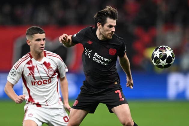 UEFA Champions League - Bayer 04 Leverkusen vs Olympiacos FC - Christos Mouzakitis of Olympiacos FC in action against Jonas Hofmann of Bayer 04 Leverkusen during the UEFA Champions League Play-Offs 2nd leg soccer match between Bayer 04 Leverkusen and Olympiacos FC in BayArena, Leverkusen, Germany, on 24 February 2026. IMAGO ONE INCH PRODUCTIONS LEVERKUSEN GERMANY Copyright: xONExINCHxPRODUCTIONSx 6868648