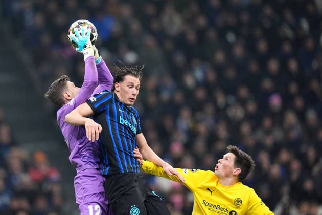 Inter Milan s Francesco Pio Esposito fights for the ball Glimt™s goalkeeper Nikita Haikin during the Uefa Champions League soccer match between Inter and Bodo Glimt at the San Siro Stadium in Milan , north Italy - Tuesday , February 24 , 2026. - Soccer .  Copyright: xSpada LaPressex