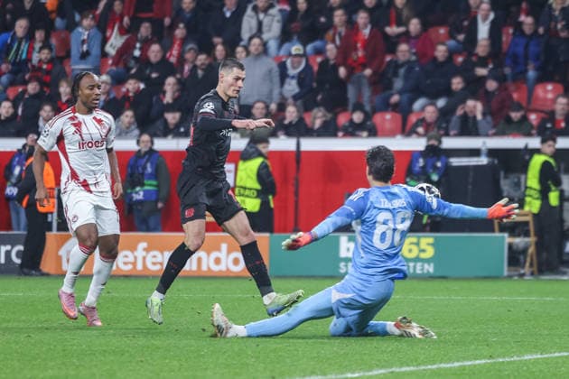 Fußball Champions League Play-off Rückspiel Bayer 04 Leverkusen - Olympiakos Piräus am 24.02.2026 in der BayArena in Leverkusen Gelson Martins ( Piräus ), links - Patrik Schick ( Leverkusen ), mitte - Konstantinos Tzolakis ( Piräus ), rechts