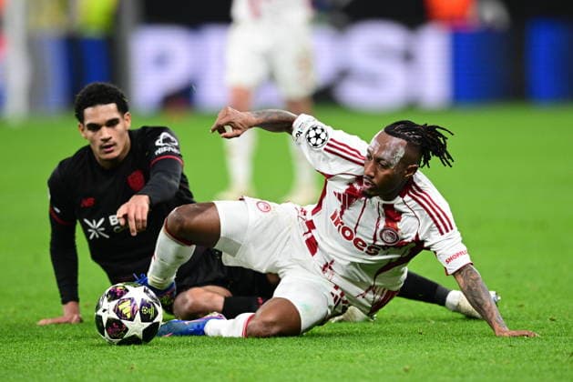 UEFA Champions League - Bayer 04 Leverkusen vs Olympiacos FC - Gelson Martins of Olympiacos FC in action against Jarell Quansah of Bayer 04 Leverkusen during the UEFA Champions League Play-Offs 2nd leg soccer match between Bayer 04 Leverkusen and Olympiacos FC in BayArena, Leverkusen, Germany, on 24 February 2026. IMAGO ONE INCH PRODUCTIONS LEVERKUSEN GERMANY Copyright: xONExINCHxPRODUCTIONSx 6868689