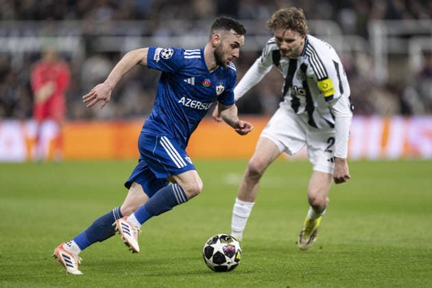 NEWCASTLE UPON TYNE, ENGLAND - FEBRUARY 24: Nick Woltemade of Newcastle United and Marko Jankovi? of Qarabag fight for possession during the UEFA Champions League 2025 26 match between Newcastle United and Qarabag at St James Park, Newcastle in England (Photo by Will Palmer Sports Press Photo) Copyright: xWillxPalmer SportsxPressxPhotox Sportspressphoto_SPR97326