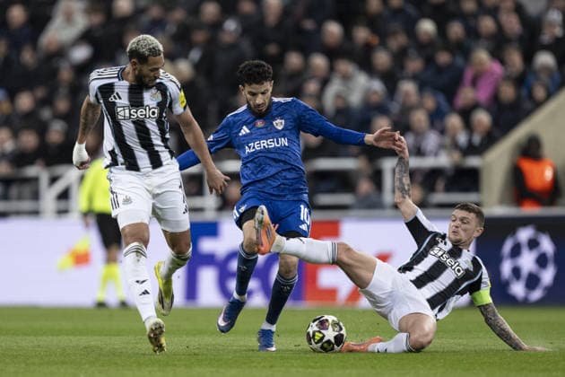NEWCASTLE UPON TYNE, ENGLAND - FEBRUARY 24: Joelinton of Newcastle United and Kieran Trippier of Newcastle United battle with Abdellah Zoubir of Qarabag during the UEFA Champions League 2025 26 match between Newcastle United and Qarabag at St James Park, Newcastle in England (Photo by Will Palmer Sports Press Photo) Copyright: xWillxPalmer SportsxPressxPhotox Sportspressphoto_SPR97327