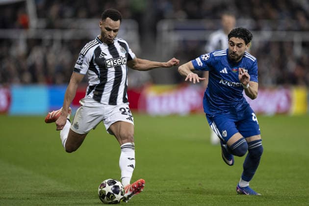 NEWCASTLE UPON TYNE, ENGLAND - FEBRUARY 24: Jacob Murphy of Newcastle United and Elvin Cafarguliyev of Qarabag in action during the UEFA Champions League 2025 26 match between Newcastle United and Qarabag at St James Park, Newcastle in England (Photo by Will Palmer Sports Press Photo) Copyright: xWillxPalmer SportsxPressxPhotox Sportspressphoto_SPR97329