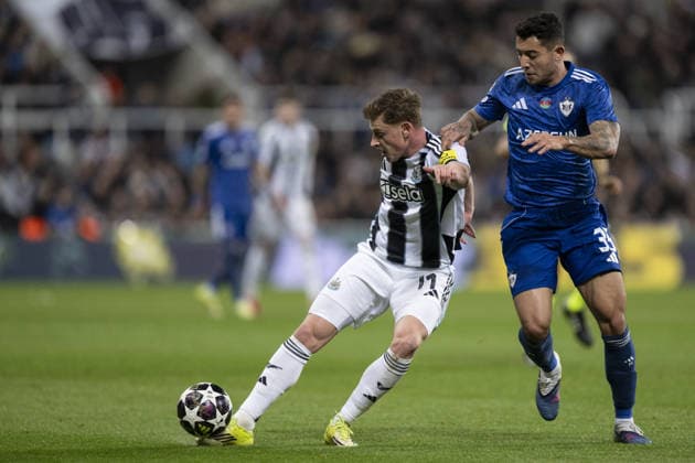NEWCASTLE UPON TYNE, ENGLAND - FEBRUARY 24: Harvey Barnes of Newcastle United passes the ball under pressure from Pedro Bicalho of Qarabag during the UEFA Champions League 2025 26 match between Newcastle United and Qarabag at St James Park, Newcastle in England (Photo by Will Palmer Sports Press Photo) Copyright: xWillxPalmer SportsxPressxPhotox Sportspressphoto_SPR97336
