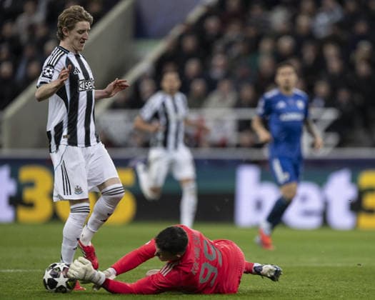 NEWCASTLE UPON TYNE, ENGLAND - FEBRUARY 24: Mateusz Kochalski of Qarabag makes save at feet of Anthony Gordon of Newcastle United during the UEFA Champions League 2025 26 match between Newcastle United and Qarabag at St James Park, Newcastle in England (Photo by Will Palmer Sports Press Photo) Copyright: xWillxPalmer SportsxPressxPhotox Sportspressphoto_SPR97337