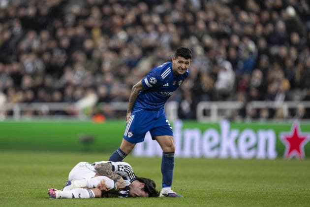 NEWCASTLE UPON TYNE, ENGLAND - FEBRUARY 24: Sandro Tonali of Newcastle United hurt after challenge by Pedro Bicalho of Qarabag during the UEFA Champions League 2025 26 match between Newcastle United and Qarabag at St James Park, Newcastle in England (Photo by Will Palmer Sports Press Photo) Copyright: xWillxPalmer SportsxPressxPhotox Sportspressphoto_SPR97341