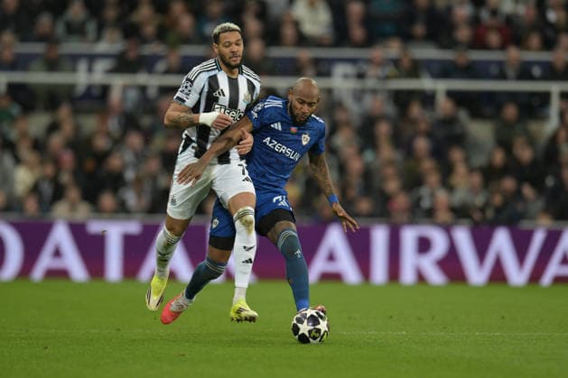 Newcastle United FC v Qarabag FK - UEFA Champions League 2025 26 League Knockout Play-off Second Leg Newcastle United s Joelinton competes with Qarabag s Kevin Medina during the UEFA Champions League Knockout Play-off Second Leg match between Newcastle United and Qarabag FK at St. James s Park in Newcastle, United Kingdom, on February 24, 2026. Newcastle Tyne and Wear United Kingdom  Copyright: xMIxNewsx originalFilename:fletcher-newcastl260224_npFP0.jpg