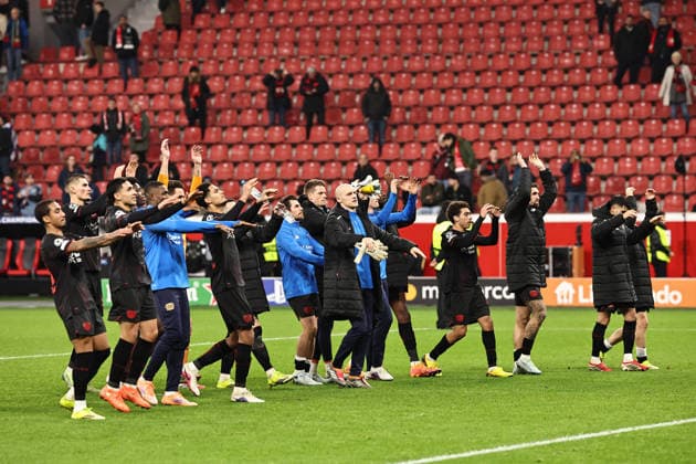 GER, Champions League, Bayer Leverkusen vs Olympiakos Piräus 24.02.2026, BayArena, Leverkusen, GER, Champions League, Bayer Leverkusen vs Olympiakos Piräus im Bild Jubel Laola der Mannschaft mit den Fans nach dem Einzug in die KO-Phase der Champions League