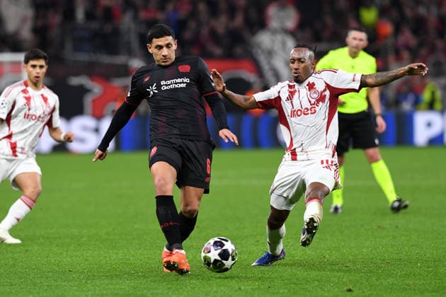 Equi Fernandez (Bayer 04 Leverkusen) und Gelson Martins (Olympiakos FC) im Zweikampf waehrend des Spiels der UEFA Champions League 2025 26, Play-offs, Rückspiel zwischen Bayer 04 Leverkusen und Olympiakos Piräus, BayArena am 24. February 2026 in Leverkusen, Deutschland. (Foto von Ralf Treese DeFodi Images) +++ Equi Fernandez (Bayer 04 Leverkusen) und Gelson Martins (Olympiakos FC) battle for the ball during the UEFA Champions League 2025 26 League Knockout Play-off Second Leg match between Bayer 04 Leverkusen and Olympiacos FC at BayArena on February 24, 2026 in Leverkusen, Germany. (Photo by Ralf Treese DeFodi Images) -