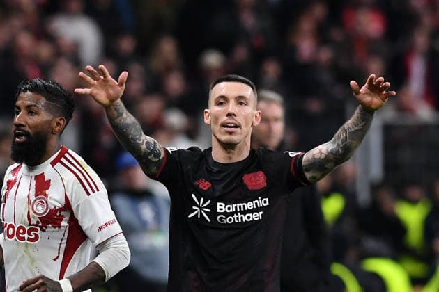 Alejandro Grimaldo (Bayer 04 Leverkusen) gestikuliert, gestik waehrend des Spiels der UEFA Champions League 2025 26, Play-offs, Rückspiel zwischen Bayer 04 Leverkusen und Olympiakos Piräus, BayArena am 24. February 2026 in Leverkusen, Deutschland. (Foto von Ralf Treese DeFodi Images) +++ Alejandro Grimaldo (Bayer 04 Leverkusen) gestures during the UEFA Champions League 2025 26 League Knockout Play-off Second Leg match between Bayer 04 Leverkusen and Olympiacos FC at BayArena on February 24, 2026 in Leverkusen, Germany. (Photo by Ralf Treese DeFodi Images) -
