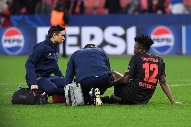 Edmond Tapsoba (Bayer 04 Leverkusen) v waehrend des Spiels der UEFA Champions League 2025 26, Play-offs, Rückspiel zwischen Bayer 04 Leverkusen und Olympiakos Piräus, BayArena am 24. February 2026 in Leverkusen, Deutschland. (Foto von Ralf Treese DeFodi Images) +++ Edmond Tapsoba (Bayer 04 Leverkusen) injured during the UEFA Champions League 2025 26 League Knockout Play-off Second Leg match between Bayer 04 Leverkusen and Olympiacos FC at BayArena on February 24, 2026 in Leverkusen, Germany. (Photo by Ralf Treese DeFodi Images) -