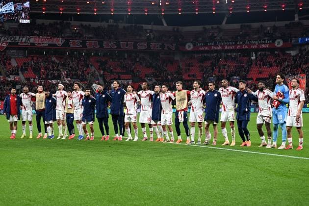 Spieler Olympiacos schauen waehrend des Spiels der UEFA Champions League 2025 26, Play-offs, Rückspiel zwischen Bayer 04 Leverkusen und Olympiakos Piräus, BayArena am 24. February 2026 in Leverkusen, Deutschland. (Foto von Ralf Treese DeFodi Images) +++ Spieler Olympiacos look on during the UEFA Champions League 2025 26 League Knockout Play-off Second Leg match between Bayer 04 Leverkusen and Olympiacos FC at BayArena on February 24, 2026 in Leverkusen, Germany. (Photo by Ralf Treese DeFodi Images) -