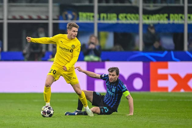 Fredrik Sjovold (FK Bodo Glimt) und NicolÃ² Barella (FC Internazionale Milano) battle for the ball during the UEFA Champions League 2025 26 League Knockout Play-off Second Leg match between FC Internazionale Milano and FK Bodo Glimt at Stadio San Siro on February 24, 2026 in Milan, Italy. (Photo by Harry Langer DeFodi Images) -