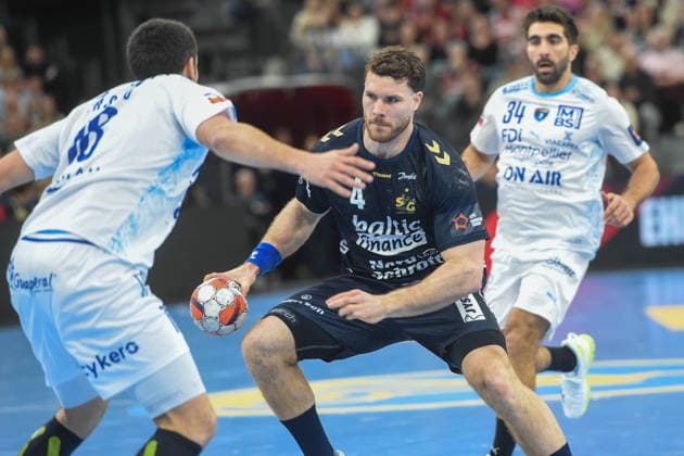 Handball I Herren I Saison 2025-2026 I EHF European League I Hauptrunde I 2. Spieltag I SG Flensburg-Handewitt - Montpellier HB I 24.02.2026 von links Agustin Casado (18, Montpellier HB), Johannes Golla (4, SG Flensburg-Handewitt), David Balaguer (34, Montpellier HB) Copyright: xLobeca JanxKirschnerx