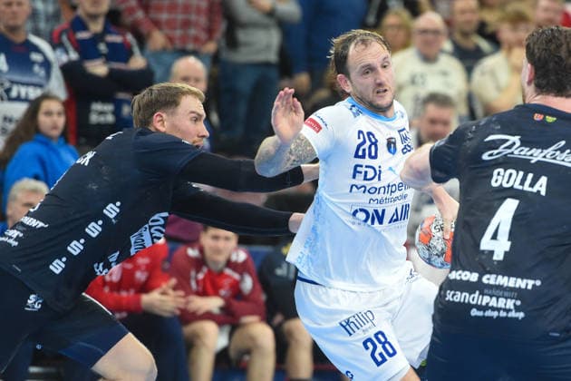 Handball I Herren I Saison 2025-2026 I EHF European League I Hauptrunde I 2. Spieltag I SG Flensburg-Handewitt - Montpellier HB I 24.02.2026 von links Simon Pytlick (2, SG Flensburg-Handewitt), Valentin Porte (28, Montpellier HB), Johannes Golla (4, SG Flensburg-Handewitt) Copyright: xLobeca JanxKirschnerx