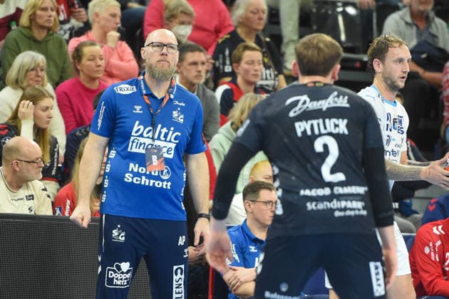 Handball I Herren I Saison 2025-2026 I EHF European League I Hauptrunde I 2. Spieltag I SG Flensburg-Handewitt - Montpellier HB I 24.02.2026 von links Ales Pajovic (Trainer, SG Flensburg-Handewitt), Simon Pytlick (2, SG Flensburg-Handewitt) Copyright: xLobeca JanxKirschnerx