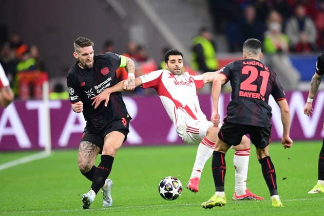 Bayer 04 Leverkusen v Olympiacos - UEFA Champions League LEVERKUSEN, GERMANY - FEBRUARY 24: Robert Andrich (L) of Bayer 04 Leverkusen in action against during the UEFA Champions League play-off match between Bayer 04 Leverkusen and Olympiacos at BayArena in Leverkusen, Germany, on February 24, 2026. Hesham Elsherif Anadolu Leverkusen Germany. Editorial use only. Please get in touch for any other usage.  Copyright: x2026xAnadoluxHeshamxElsherifx